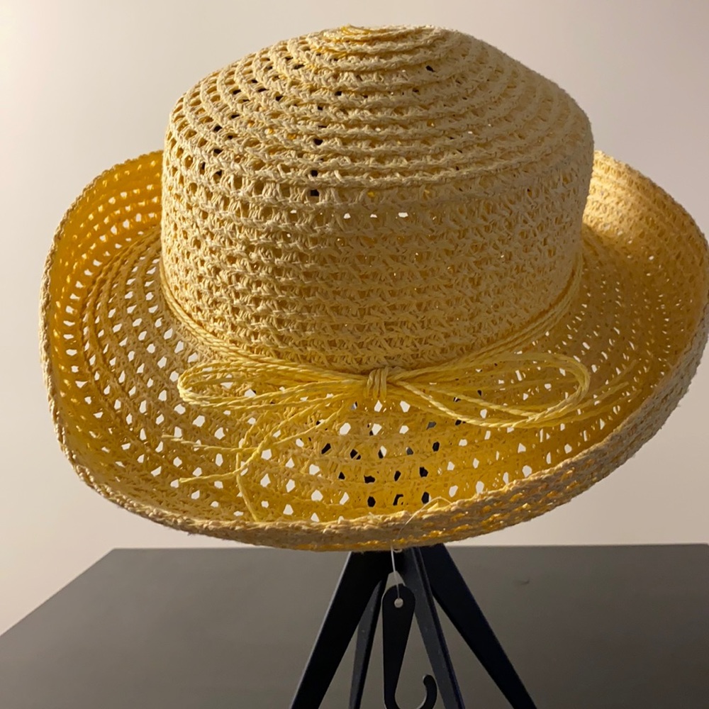 Women’s pale yellow straw woven hat